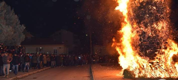  Σε εορταστικό κλίμα η Φλώρινα – Αναψαν και φέτος τις πελώριες φωτιές (εικόνες, βίντεο)